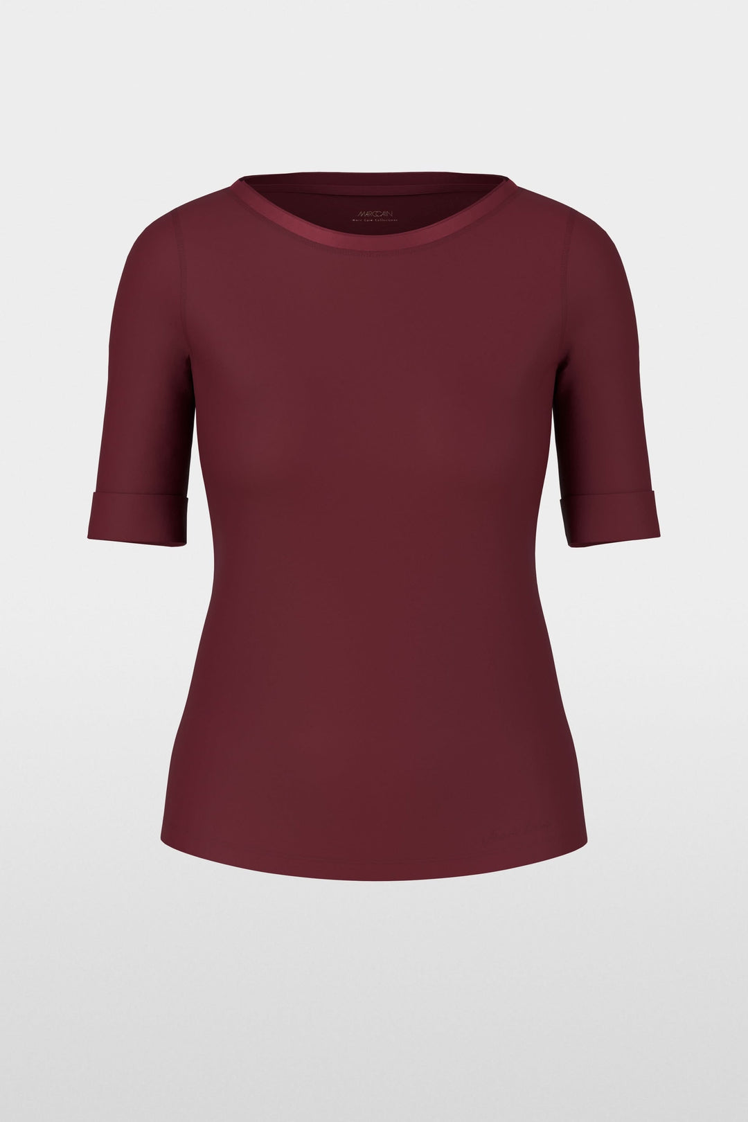 T-shirt à manches courtes couleur bordeaux avec encolure ronde et coupe classique.