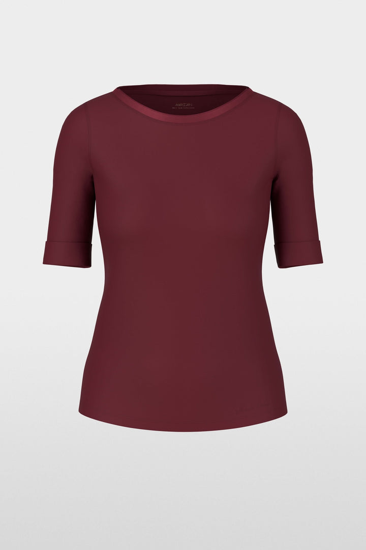 T-shirt à manches courtes couleur bordeaux avec encolure ronde et coupe classique.