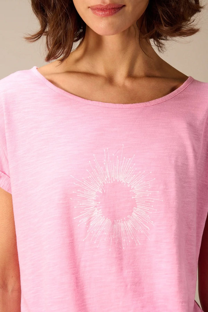 Femme portant un T-shirt à manches courtes coupe décontractée rose avec motif graphique, tissu léger et confortable pour style quotidien.