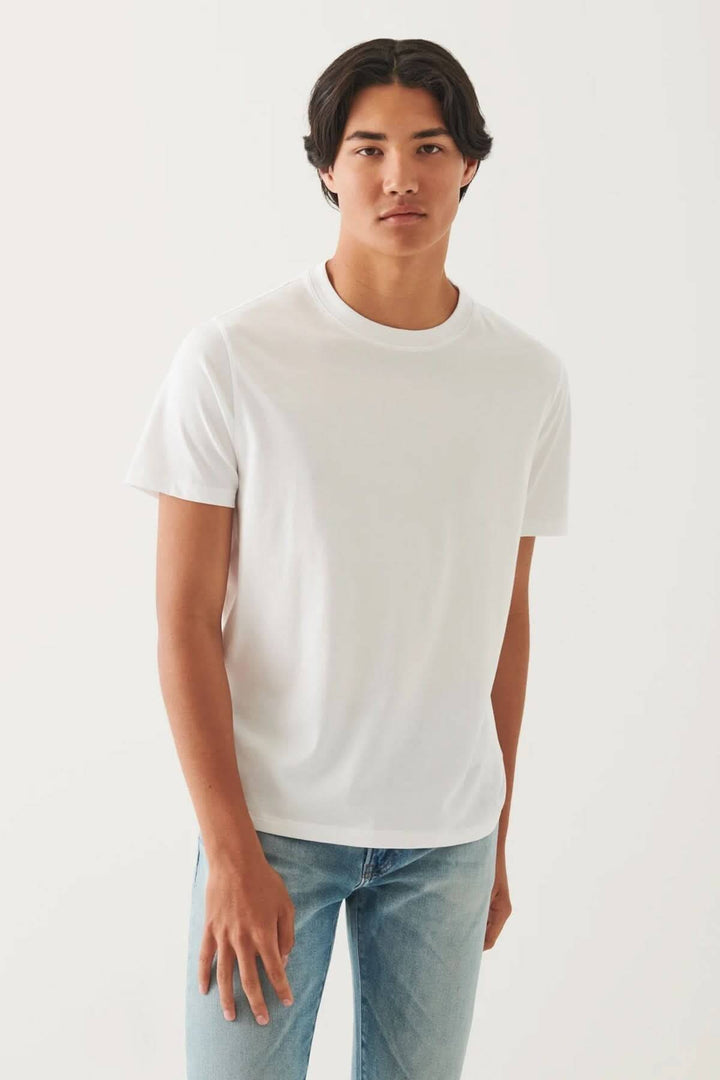 T-shirt minimaliste blanc à col rond, coupe droite et confortable, idéal pour un look décontracté.