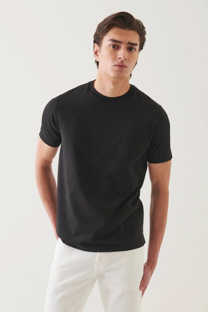 T-shirt minimaliste noir à col rond, coupe droite, style épuré sur modèle masculin, parfait pour looks décontractés.