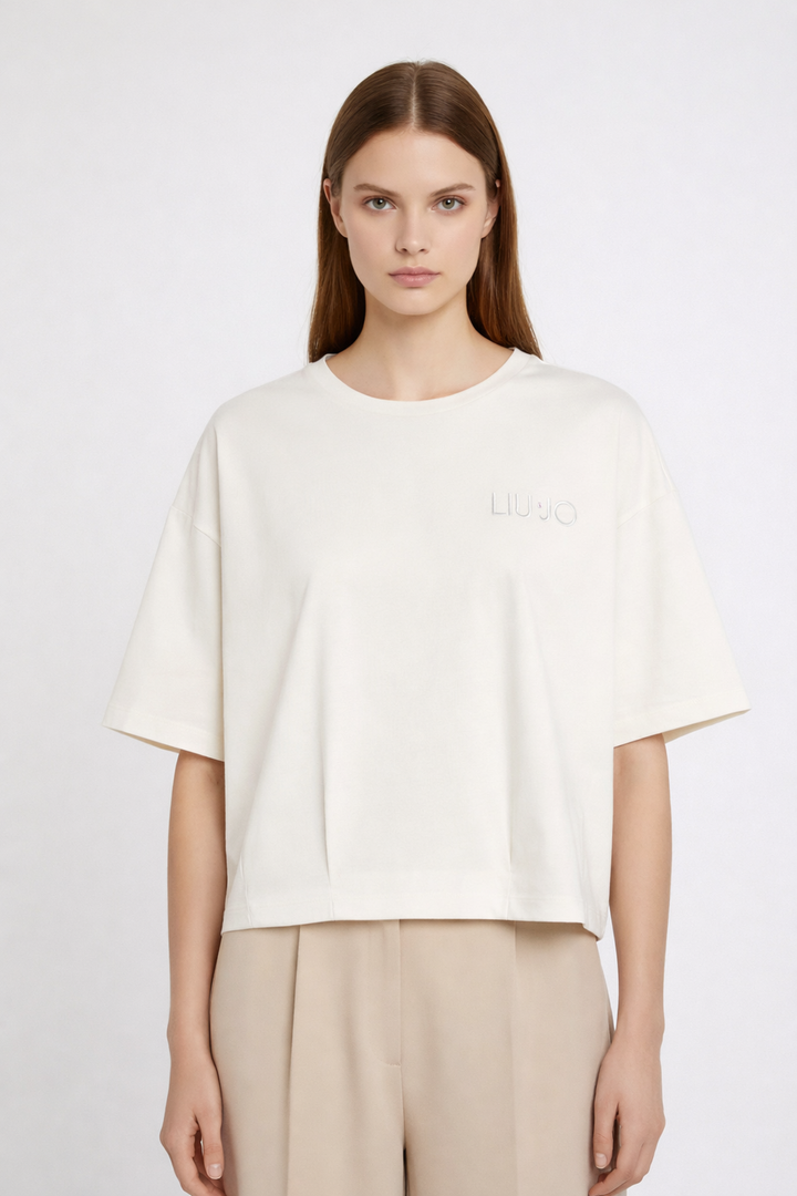 T-shirt oversize avec logo brodé, en coton doux, coupe décontractée, manches courtes, logo sur le devant, ourlet élastiqué.