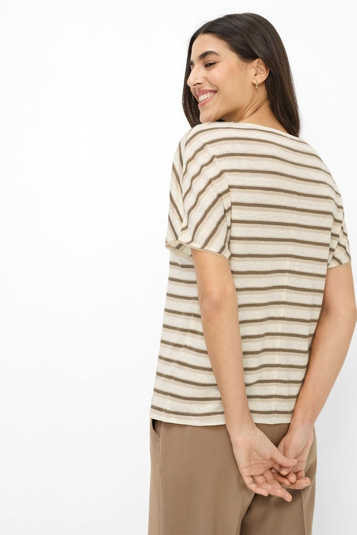 Femme portant un T-shirt rayé CAELENS fluide et confortable, idéal pour le quotidien, avec des rayures horizontales irrégulières.