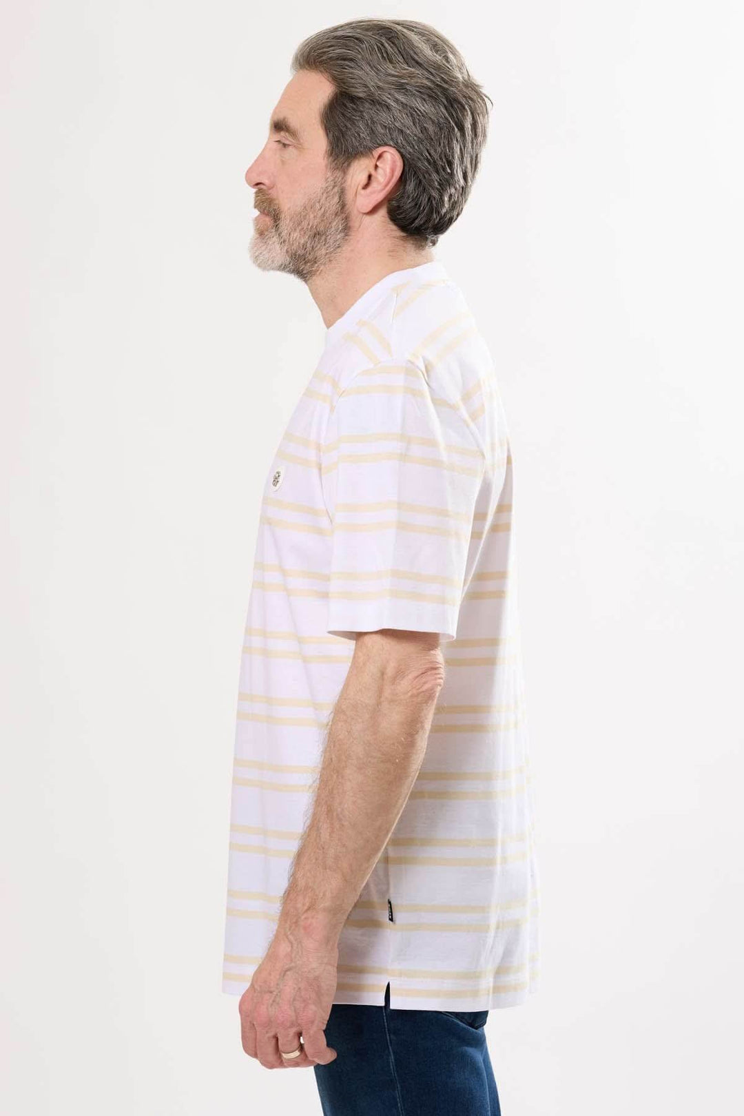 T-shirt rayé léger avec encolure ronde, manches courtes, et écusson brodé sur la poitrine.