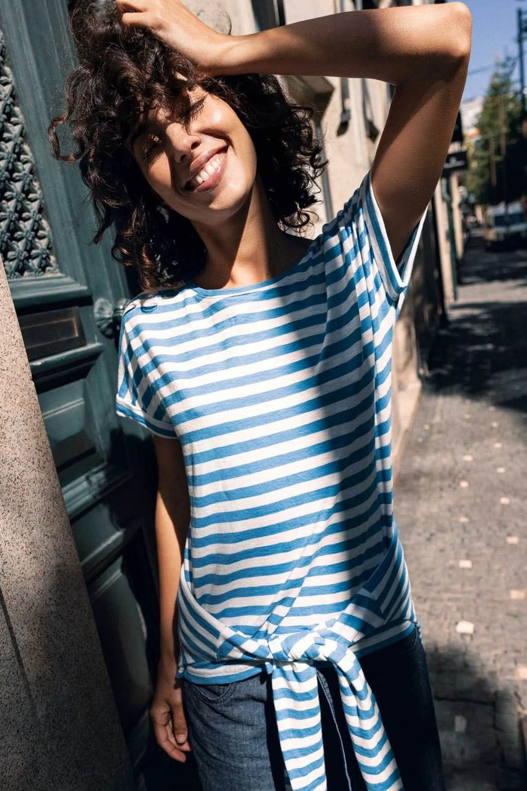 Femme portant un T-shirt rayé à manches courtes coupe décontractée en extérieur