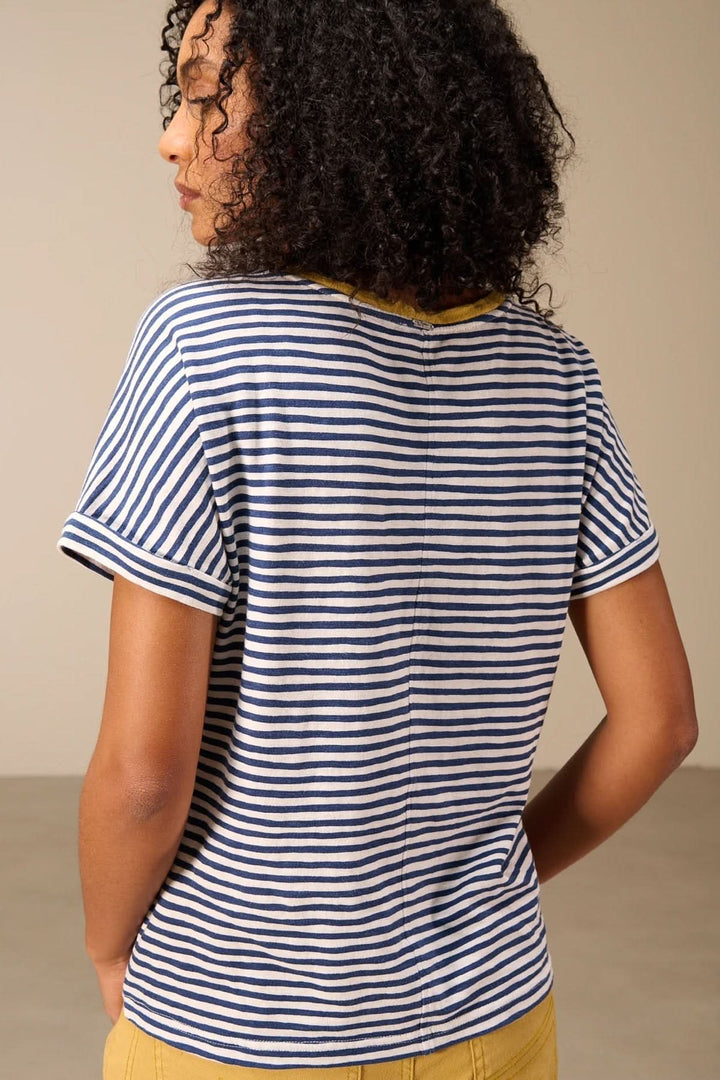 T-shirt rayé manches courtes style raglan avec encolure contrastante et manches revers, confort décontracté pour tenue casual.