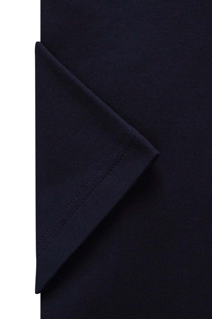 Détail d'un T-shirt uni à col rond en tissu 4Flex, montrant la manche et la finition douce.