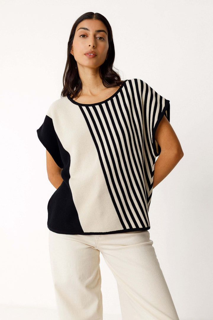 Femme portant un tricot Ainhoa col rond coupe ample rayé, moderne et décontracté, en maille légère et respirante, 100% coton.