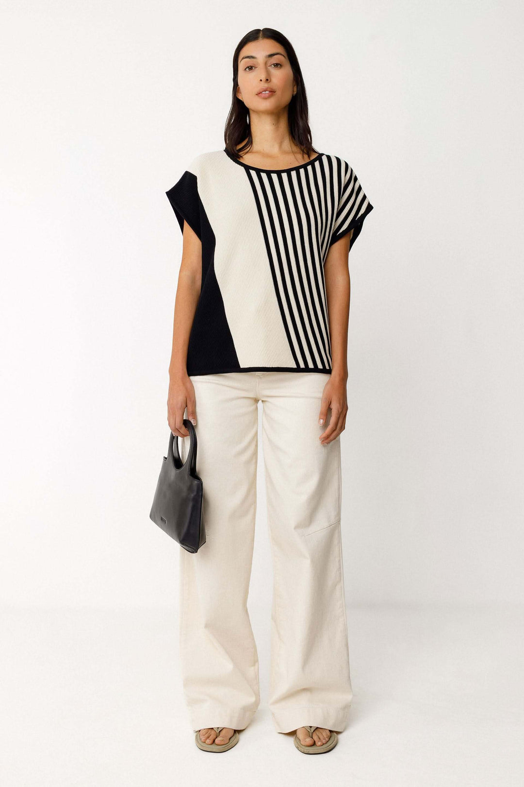 Tricot Ainhoa col rond coupe ample rayé porté avec pantalon beige.