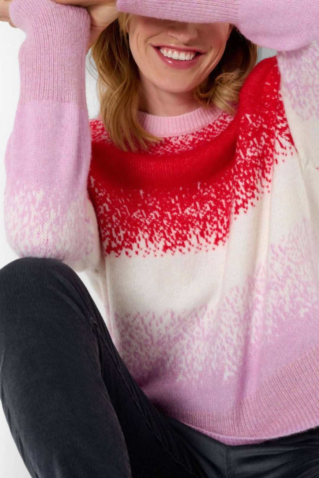 Pull en maille LIZ avec motifs dégradés en rose et rouge, offrant un style décontracté et tendance.