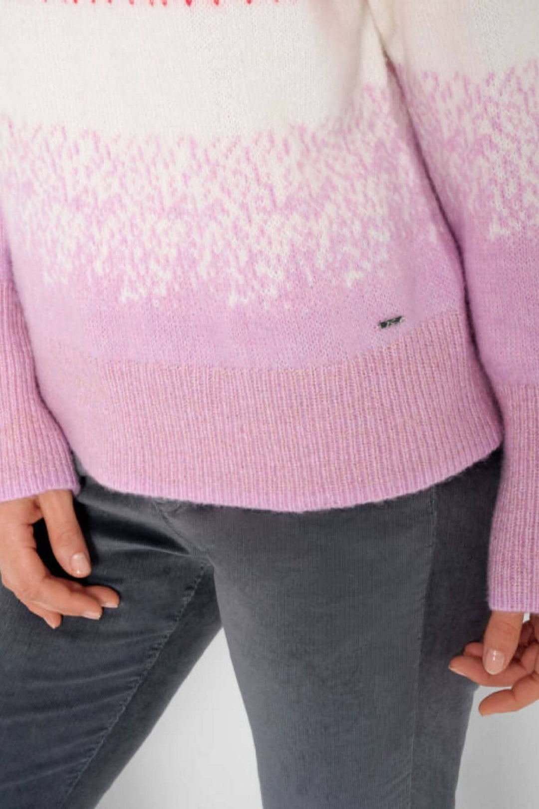Pull en maille style LIZ avec dégradé de couleurs rose et blanc, manches raglan et encolure ronde.