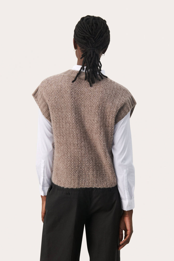 Tricot Landa beige sans manches, coupe décontractée porté sur chemise blanche, vue arrière.