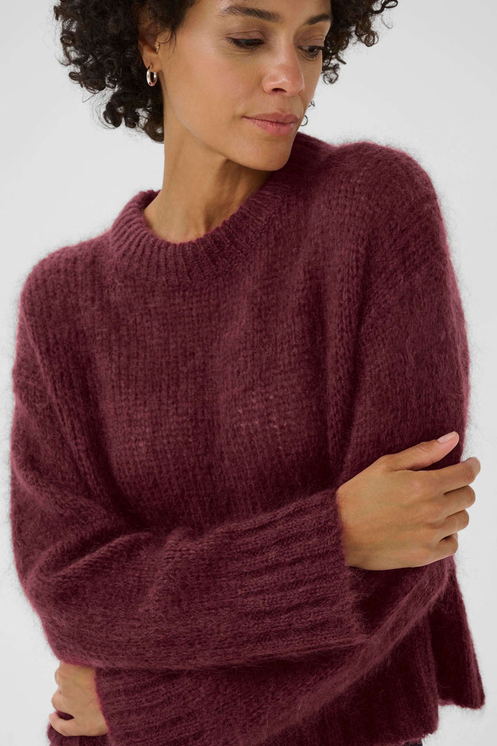 Tricot Sile col rond en maille douce et chaude, coupe ample et manches longues, couleur bordeaux.