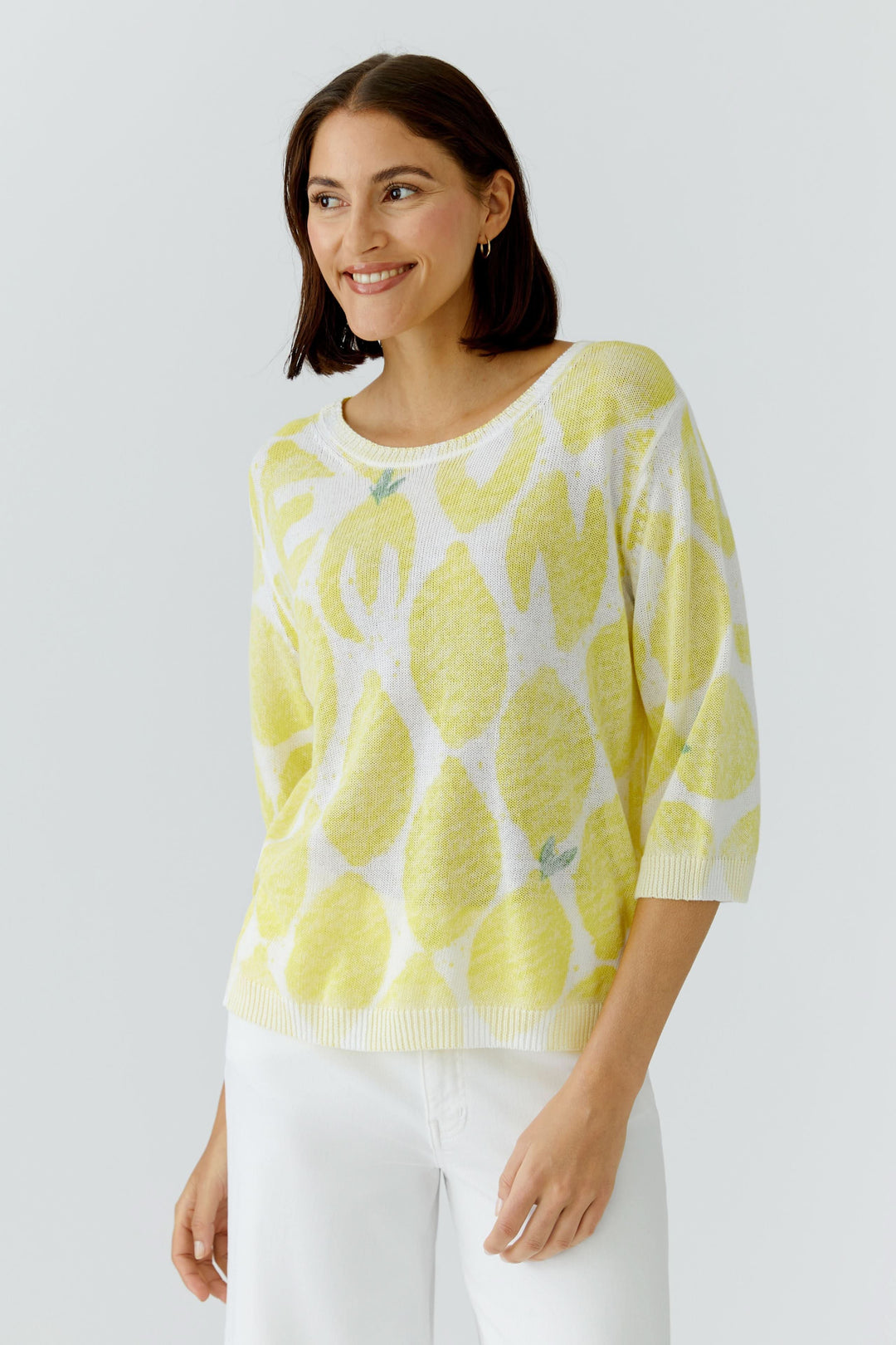 Tricot léger imprimé à manches 3/4, design fluide avec motif distinctif et finitions côtelées, offrant confort et style décontracté.