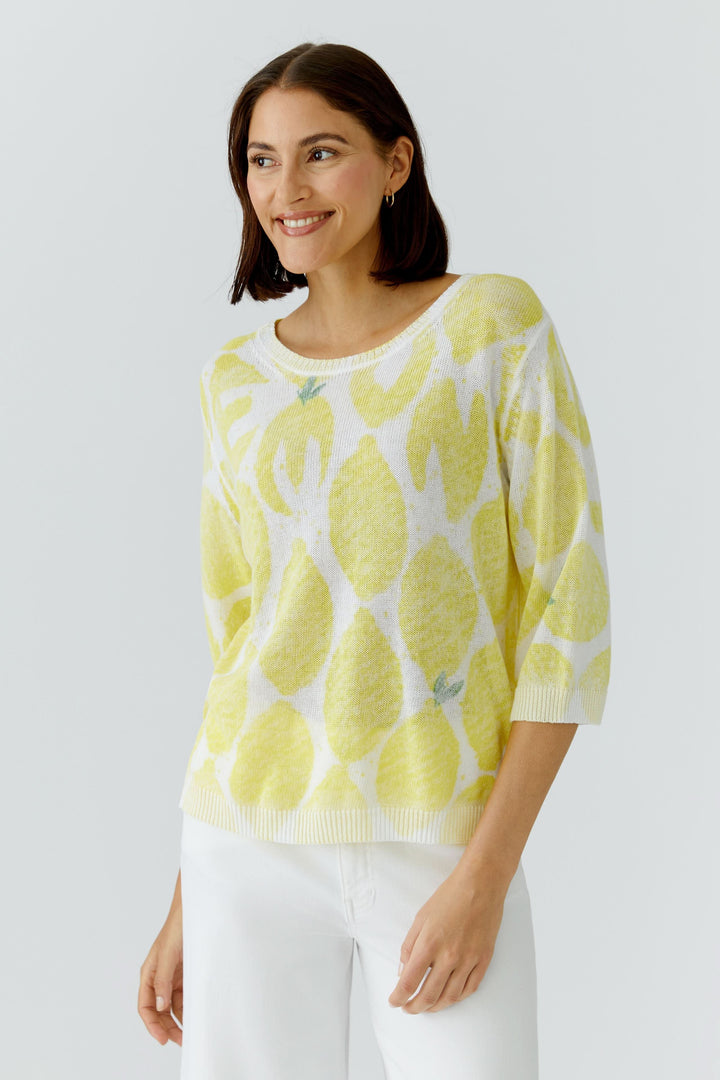 Tricot léger imprimé à manches 3/4, design fluide avec motif distinctif et finitions côtelées, offrant confort et style décontracté.