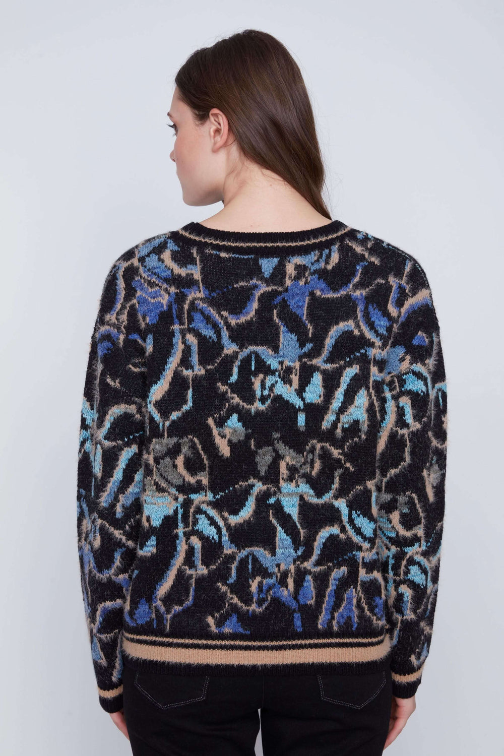 Arrière d'un tricot motif abstrait avec manches longues, motif artistique, coupe droite, finitions côtelées, femme de dos.