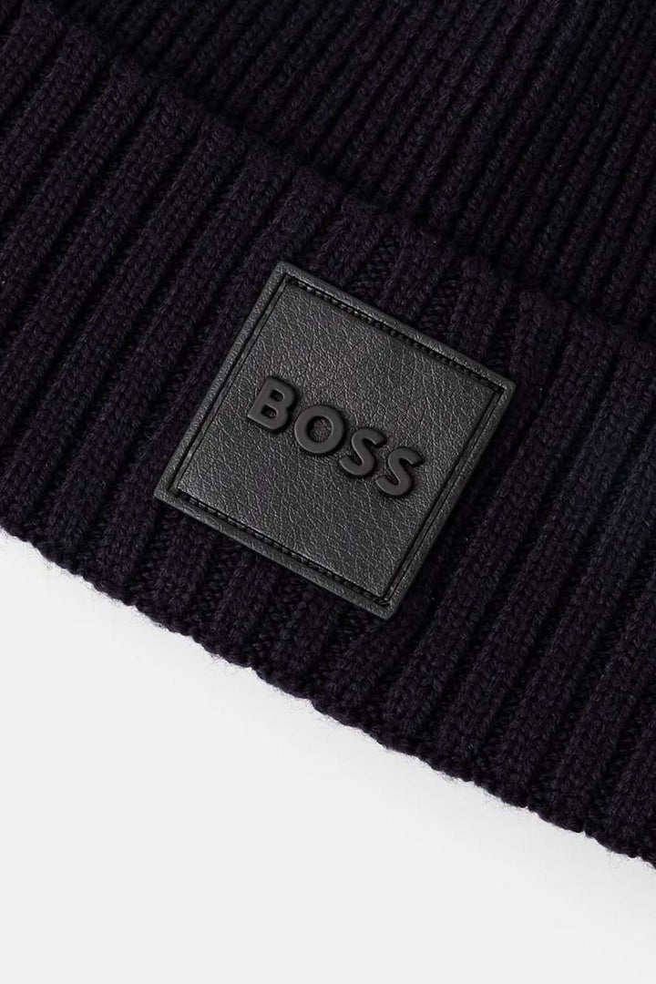 Bonnet classique en laine avec écusson en cuir synthétique logo BOSS, en maille côtelée, couleur noire.