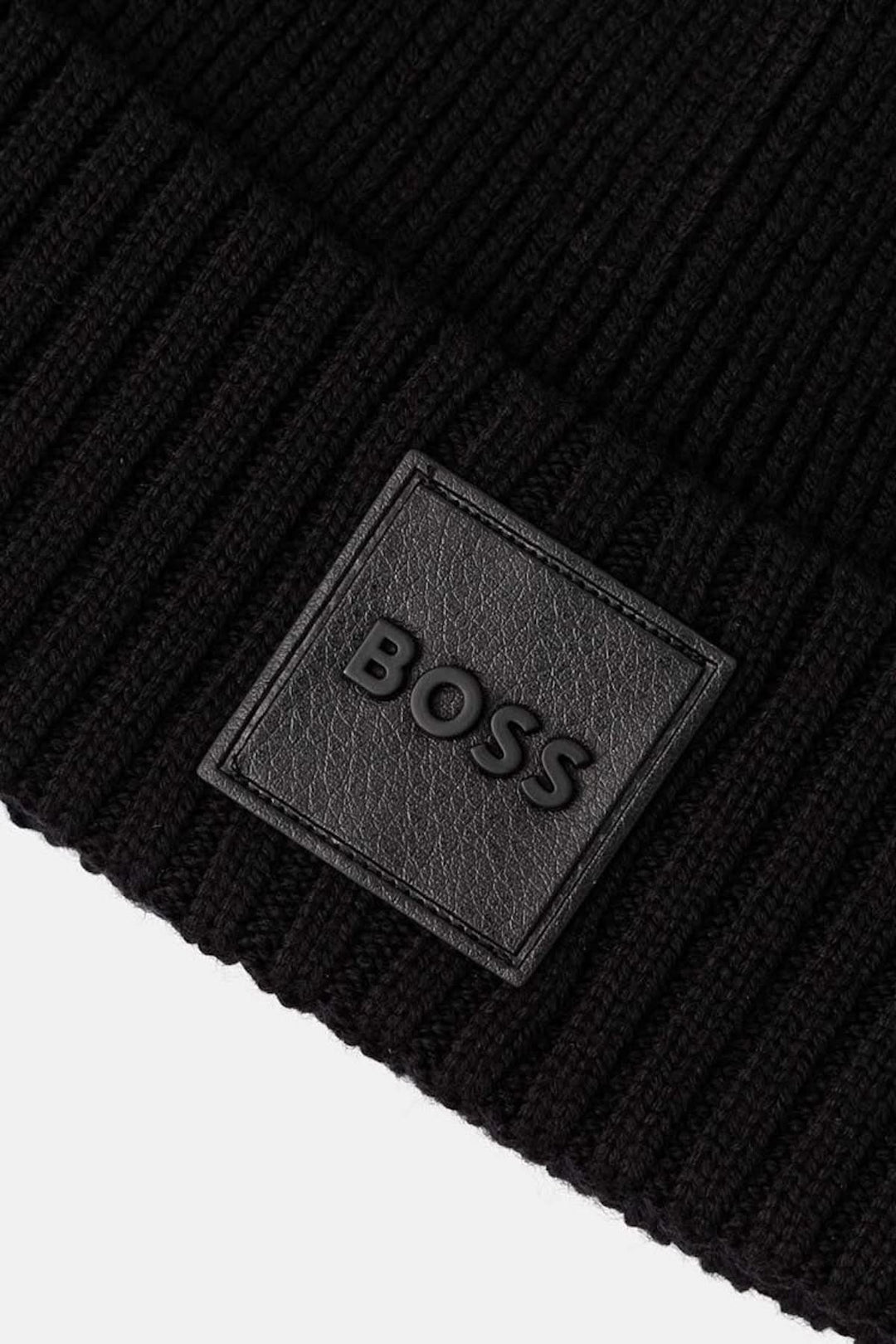 Bonnet classique en maille côtelée de BOSS avec écusson en cuir synthétique noir.