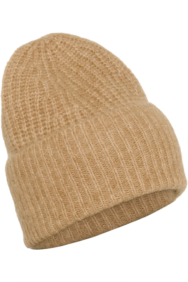 Tuque Sanja en tricot côtelé beige avec coupe allongée moderne, idéale pour un style désinvolte et urbain en hiver.