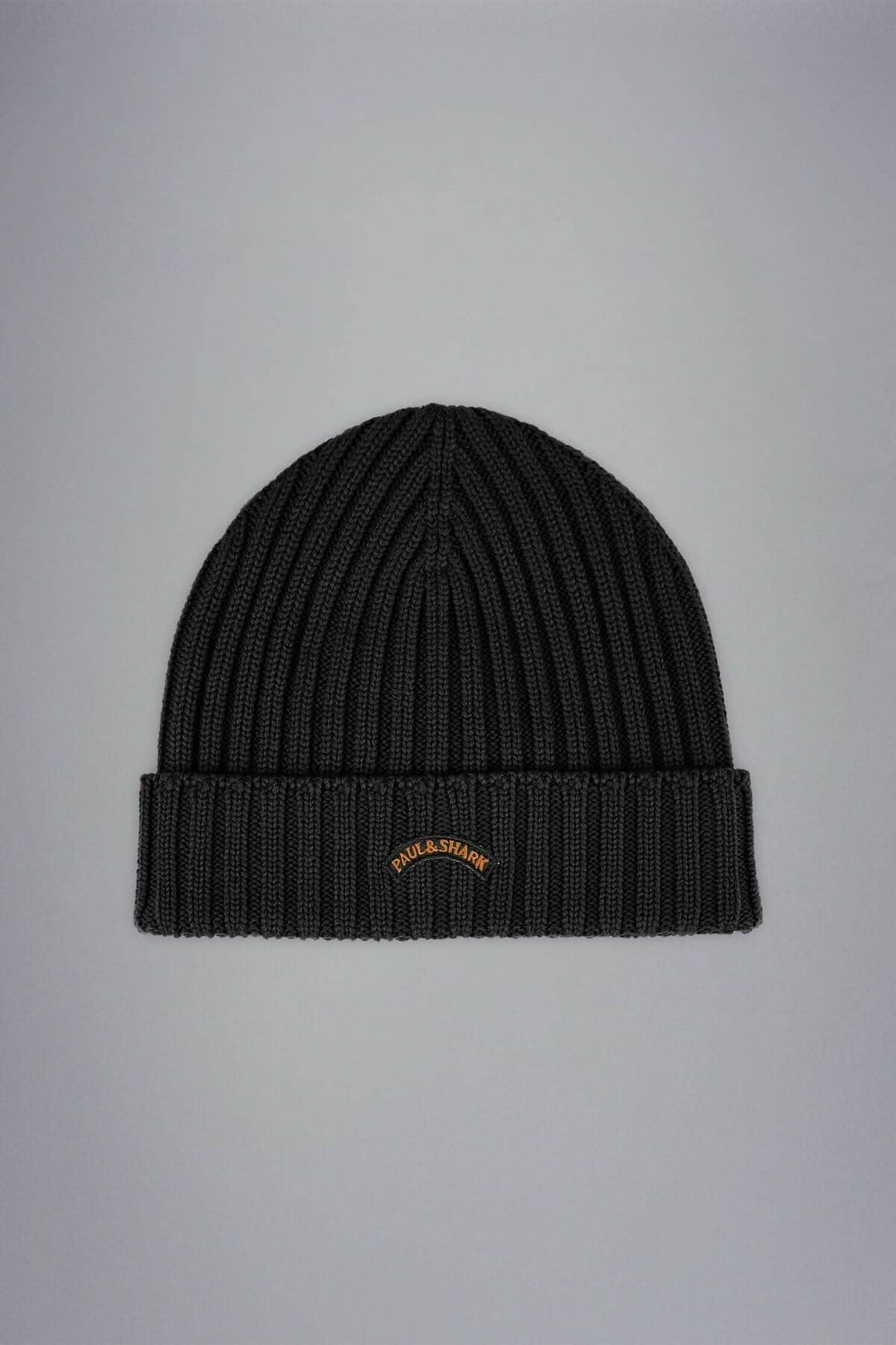 Tuque de laine noir en maille côtelée avec logo brodé, parfaite pour l'hiver.