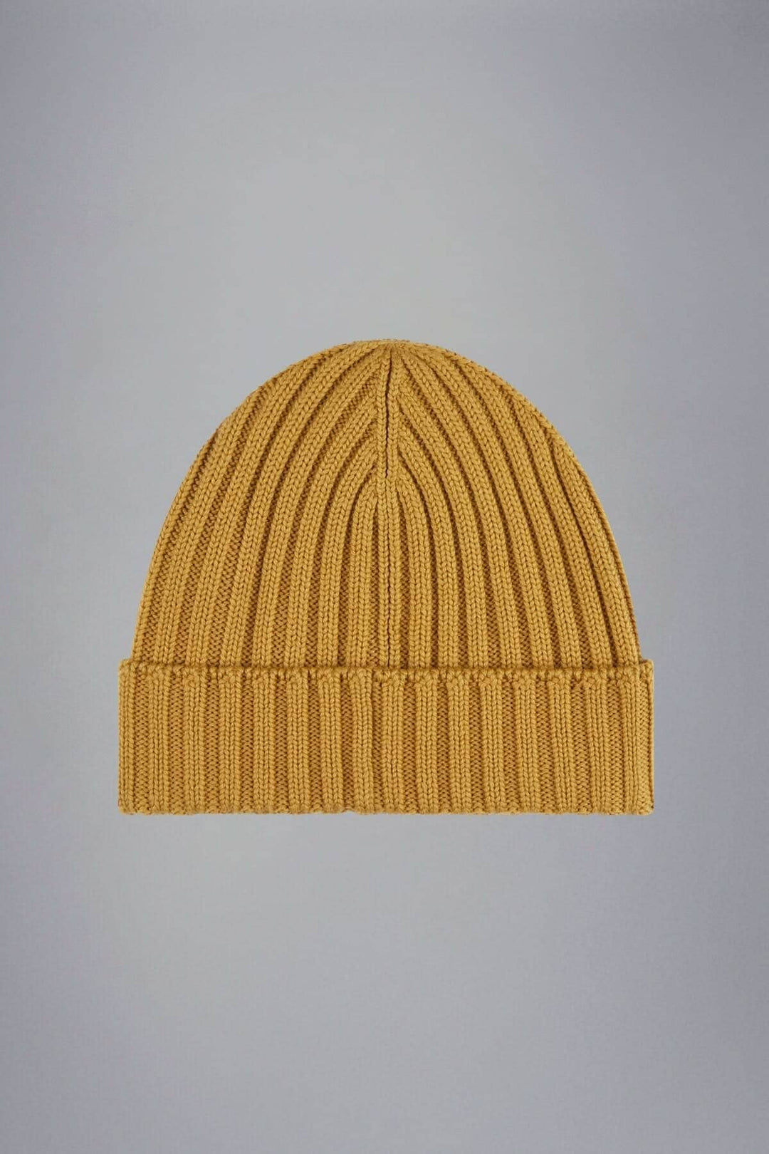 Bonnet en laine côtelée jaune, idéal pour l'hiver, avec revers et texture douce.