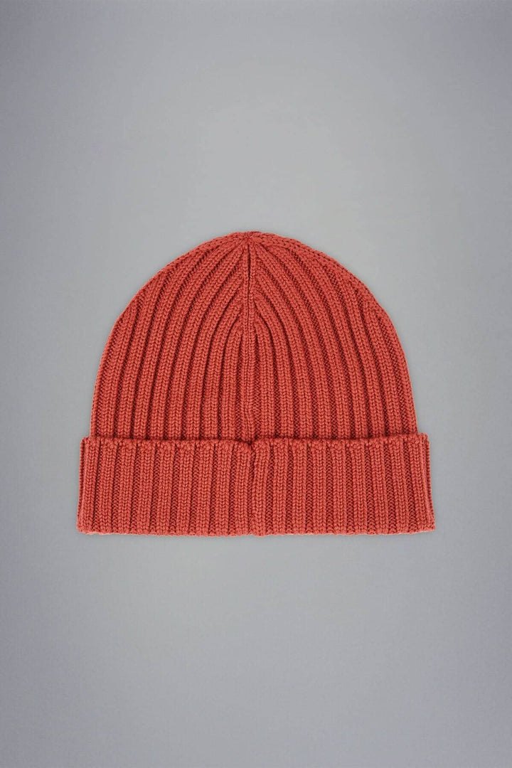 Bonnet en laine côtelée couleur corail, design intemporel et doux, parfait pour l'hiver.