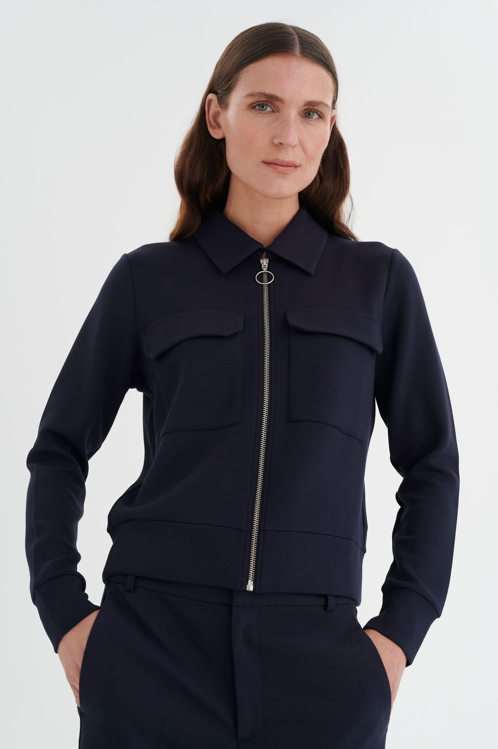 Veste Beca à manches longues, zip avant, poches poitrine, style urbain élégant, couleur marine.