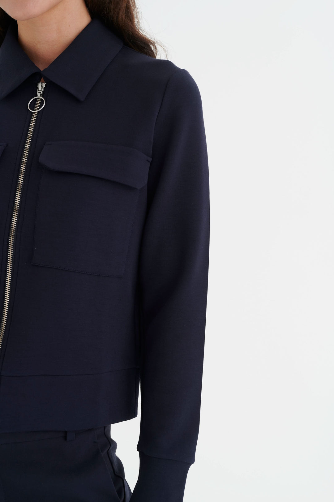 Veste Beca en tissu navy avec fermeture éclair et poches poitrine, idéale pour un look chic et pratique.