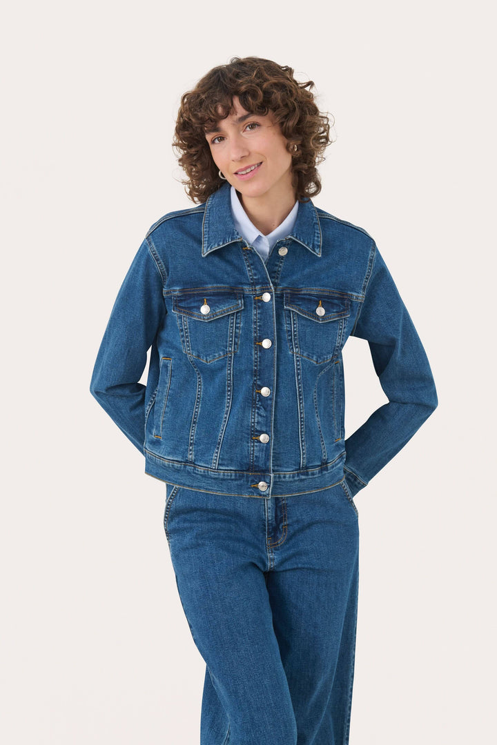 Veste en denim Nicholia à coupe droite et boutons métalliques, parfaite pour superposer les tenues.