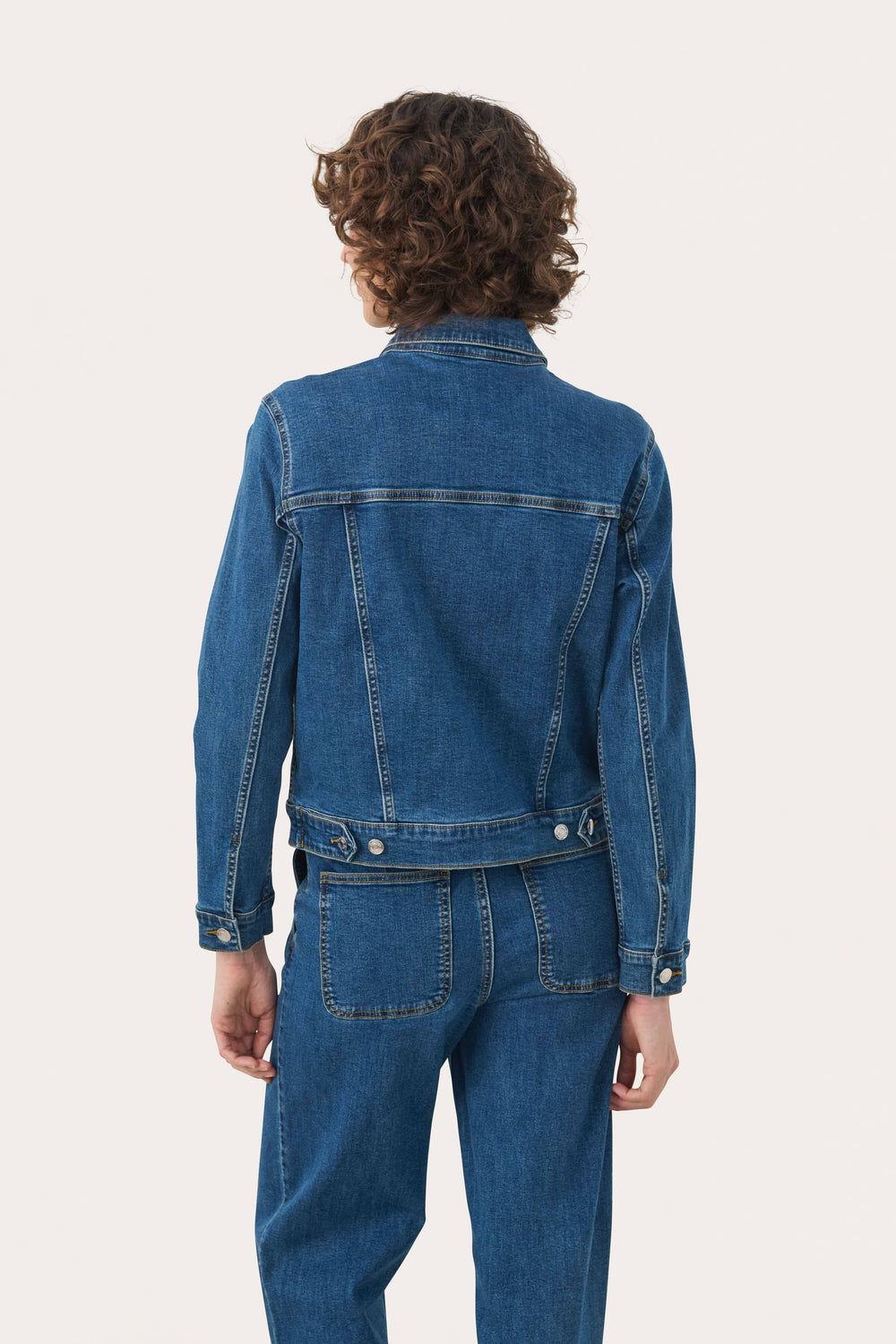 Veste en denim Nicholia, dos, coupe droite classique, idéale pour un style intemporel et chic.