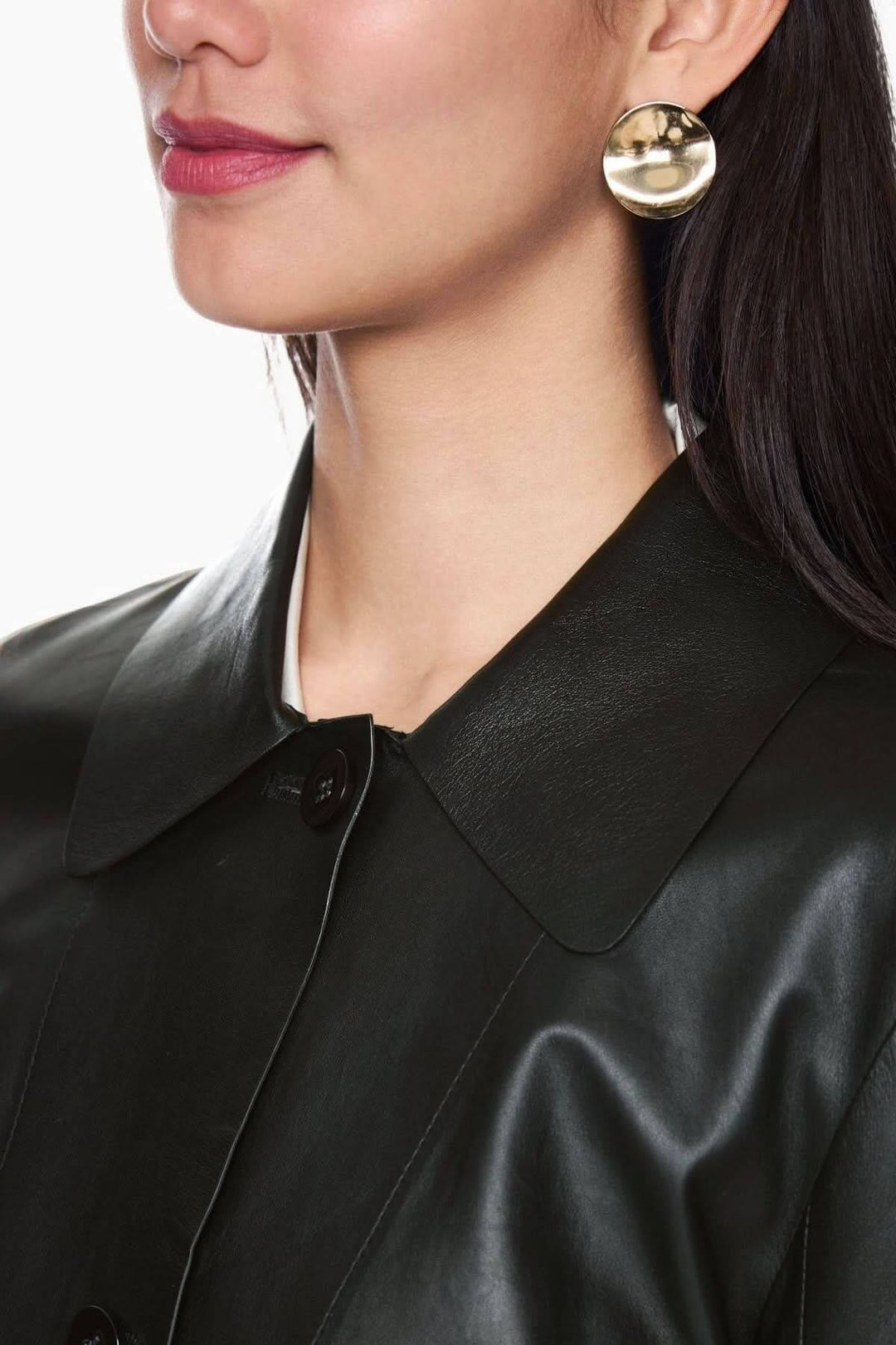 Femme portant une veste en cuir véritable avec une veste coupe moderne et col classique.