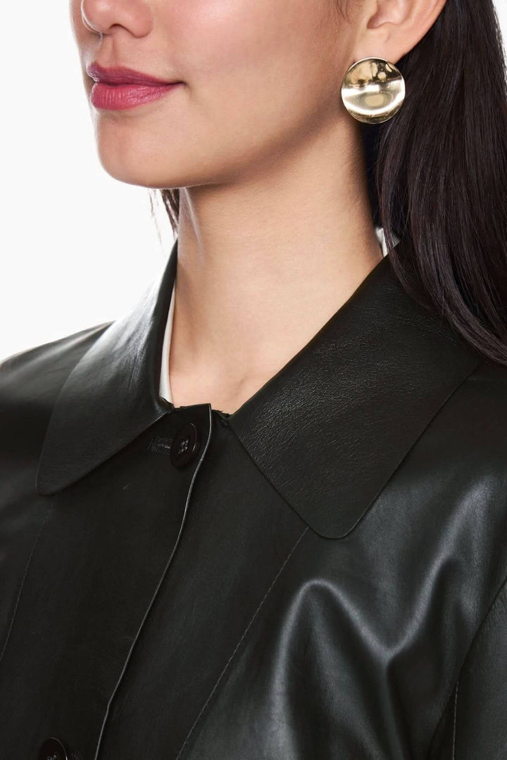 Femme portant une veste en cuir véritable avec une veste coupe moderne et col classique.