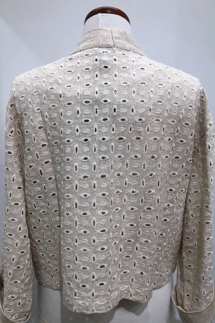 Veste courte ajourée en viscose et lin, vue arrière, texture brodée, idéale pour l'été.