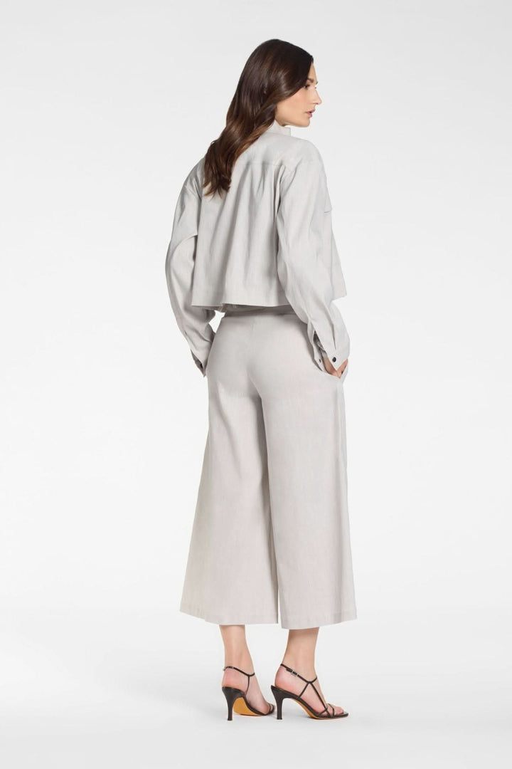 Vue arrière de la veste courte à zip col montant, parfaite pour un look moderne. Décris moi le produit en français. Mode féminine élégante.