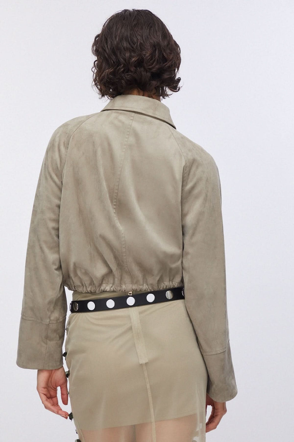 Veste courte zippée à col chemise avec col classique, manches longues et ourlet ajustable vue de dos.