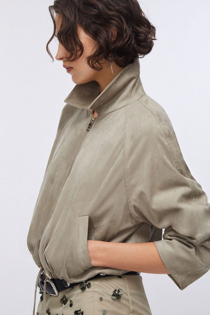 Veste courte zippée à col chemise en matière douce, coupe ample et moderne, idéale pour la mi-saison et superpositions élégantes.