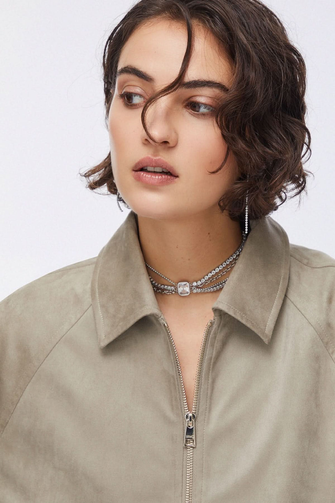 Veste courte zippée à col chemise portée par un modèle, fermée à l&