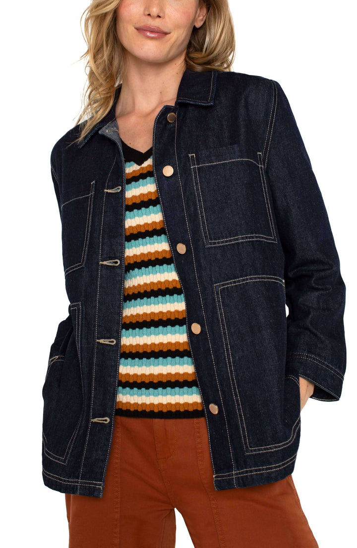 Veste de jeans élégante avec coutures contrastées, portée par un mannequin, style décontracté.