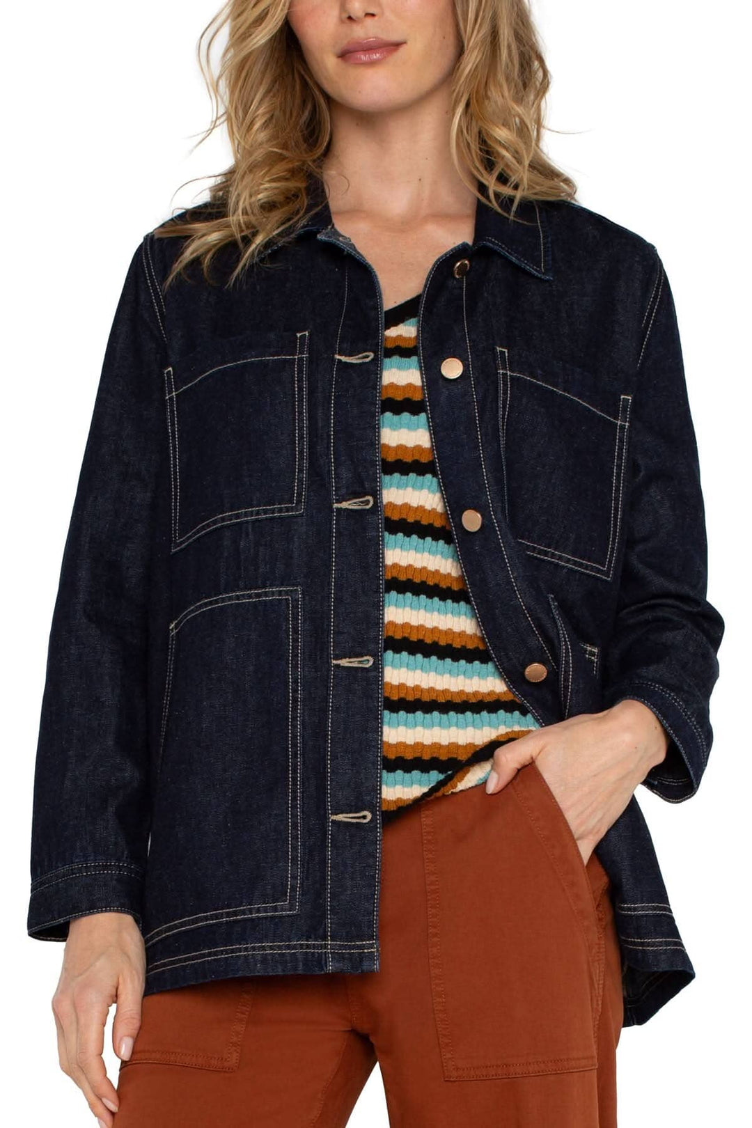 Veste en jeans décontractée avec coutures contrastées et quincaillerie en or rose, portée par un mannequin.