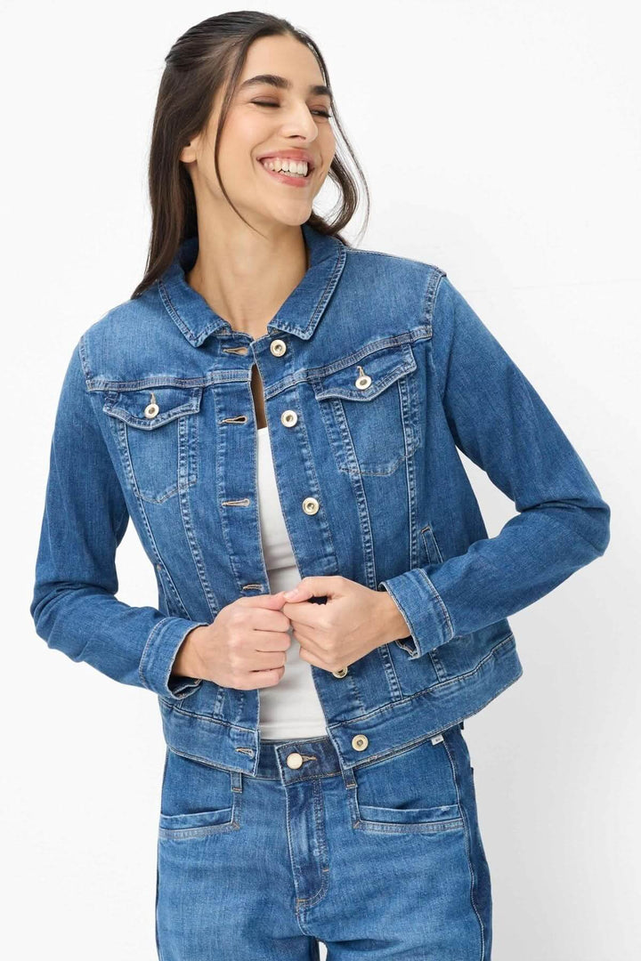 Veste en denim ajustée MIAMI avec coupe cintrée et détails authentiques portée par une femme souriante, idéale pour le printemps.