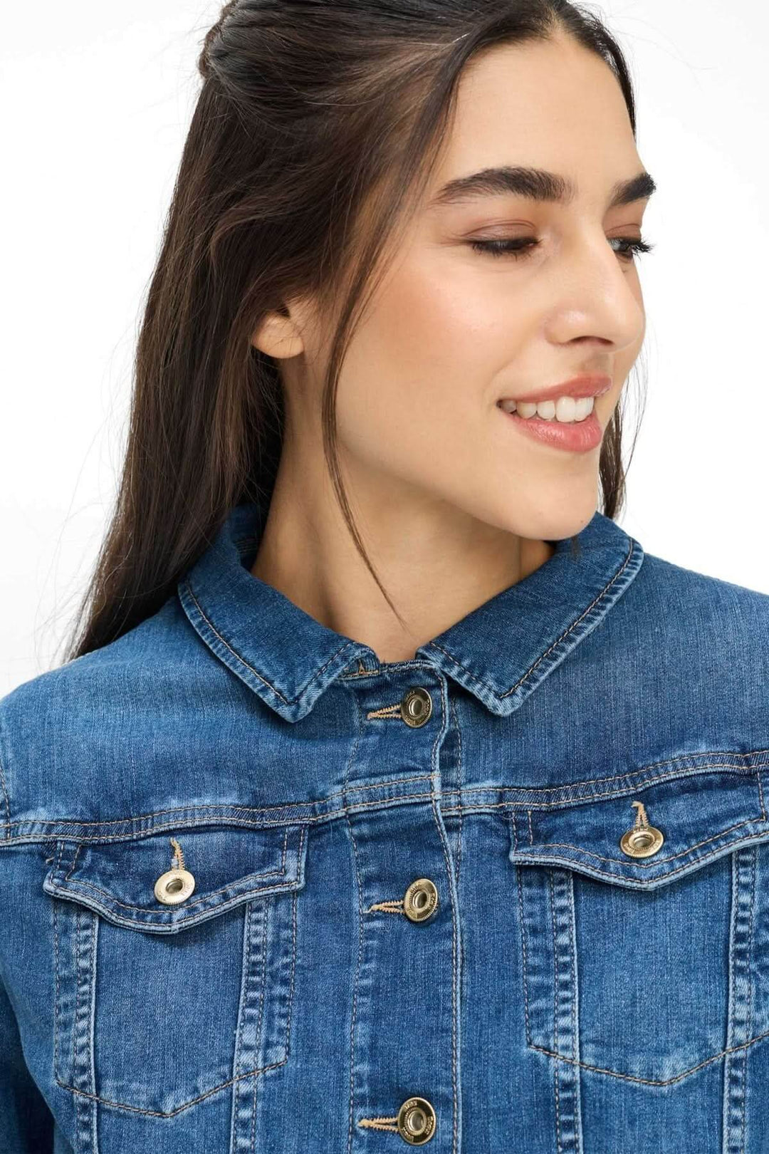 Femme portant une veste en denim ajustée MIAMI, coupe cintrée avec détails métalliques et poches plaquées.