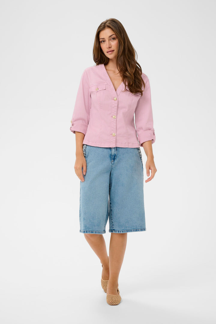Femme portant une Veste en jean Visti rose, coupe ajustée et féminine, avec pantalon en jean pour un look soigné.