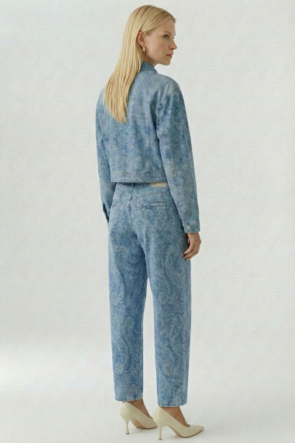 Veste en jean imprimée avec motif cachemire, coupe courte, portée par modèle, vue arrière, esprit utilitaire moderne et stylé.