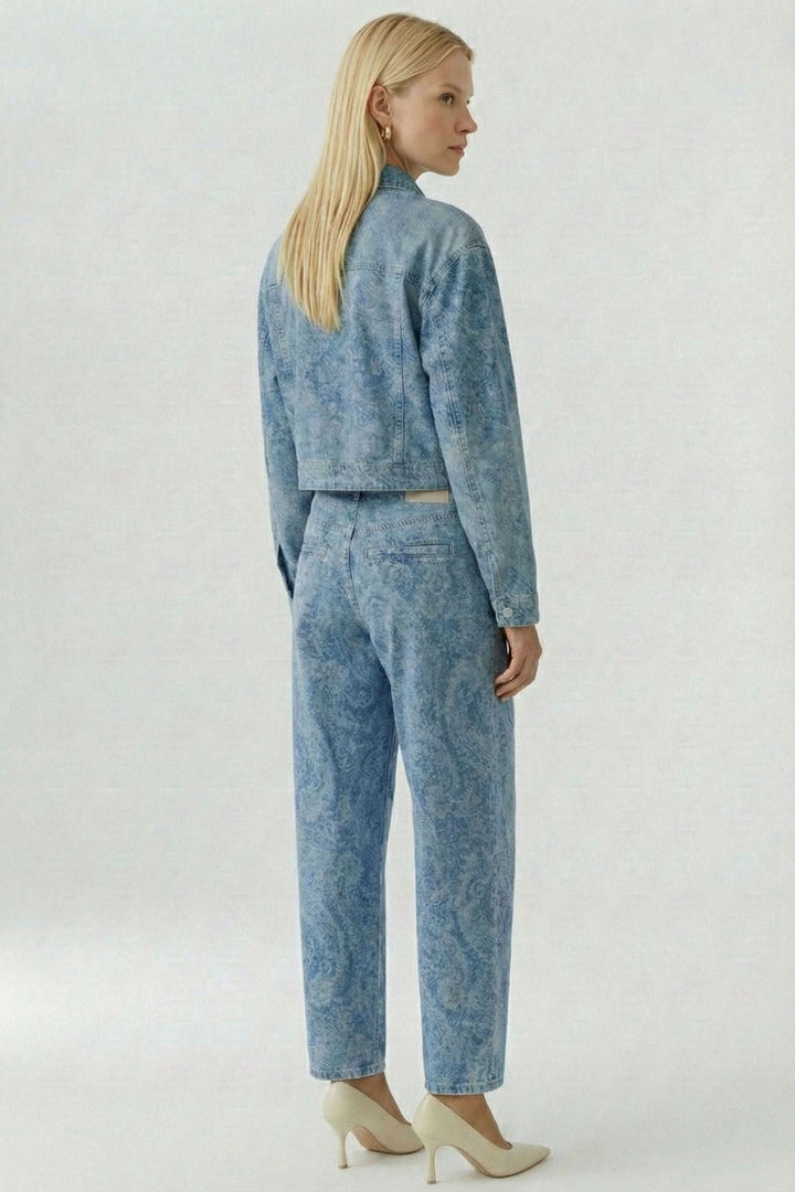 Veste en jean imprimée avec motif cachemire, coupe courte, portée par modèle, vue arrière, esprit utilitaire moderne et stylé.
