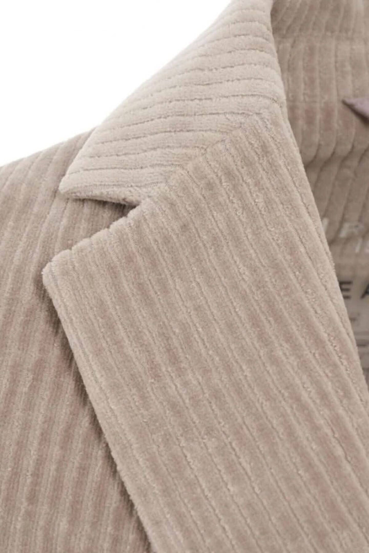 Détail de la veste en velours côtelé brun, mettant en valeur le col et la texture douce.