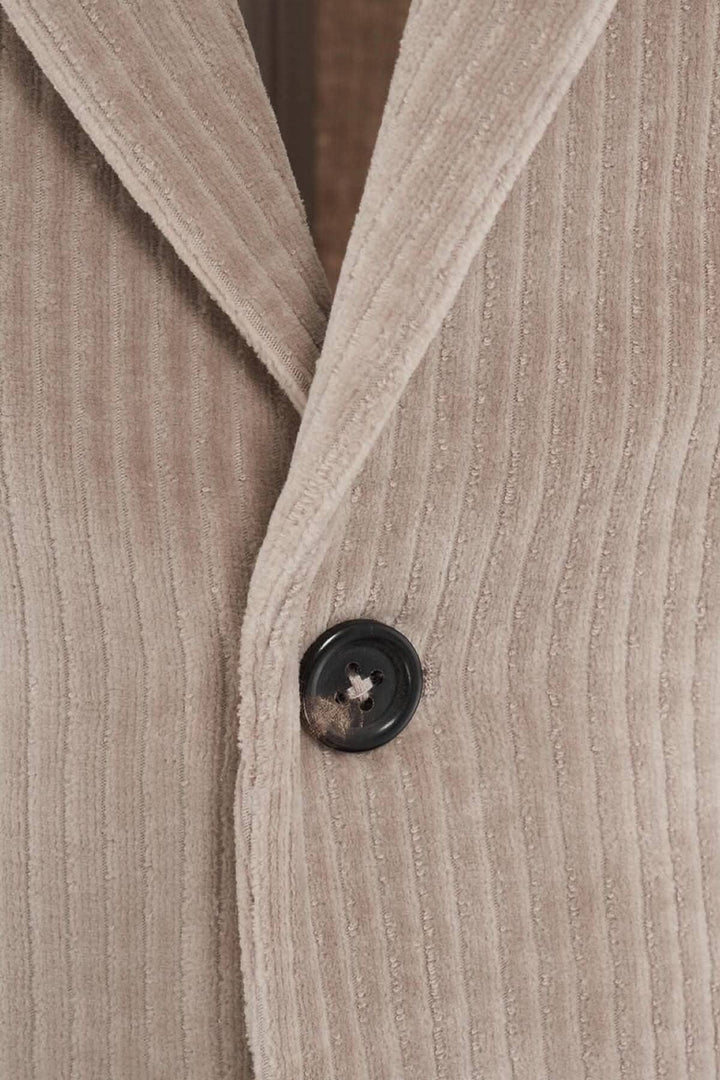 Détail de la veste en velours côtelé Circolo CN4040 avec bouton noir et texture élégante.