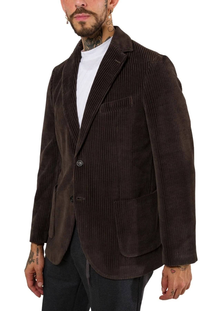 Veste en velours côtelé brun élégante pour homme, fermée par deux boutons avec poches plaquées.