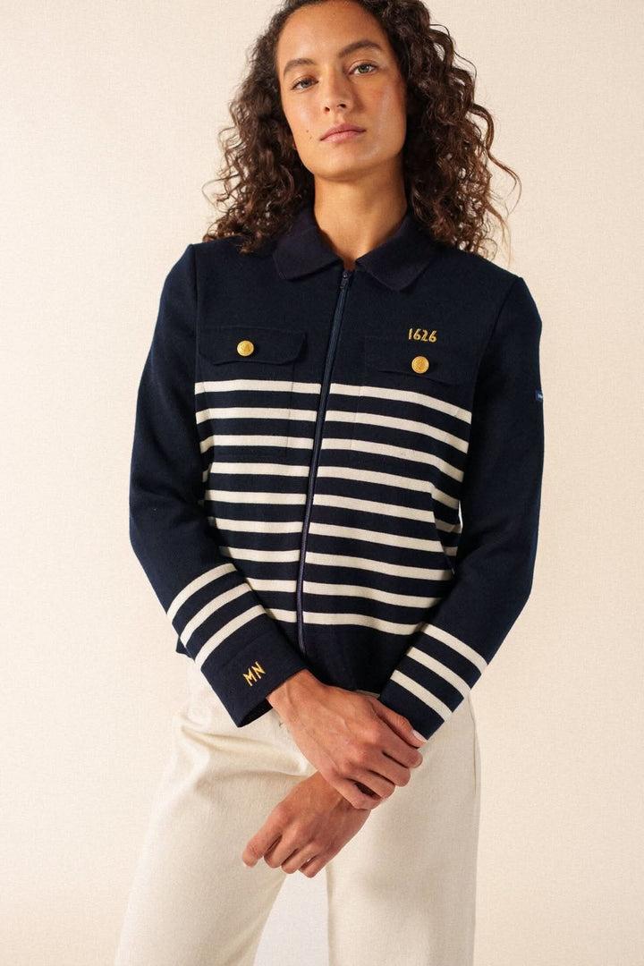 Veste esprit marin RICHELIEU avec col chemise, rayures horizontales et détails dorés, inspirée du style nautique.