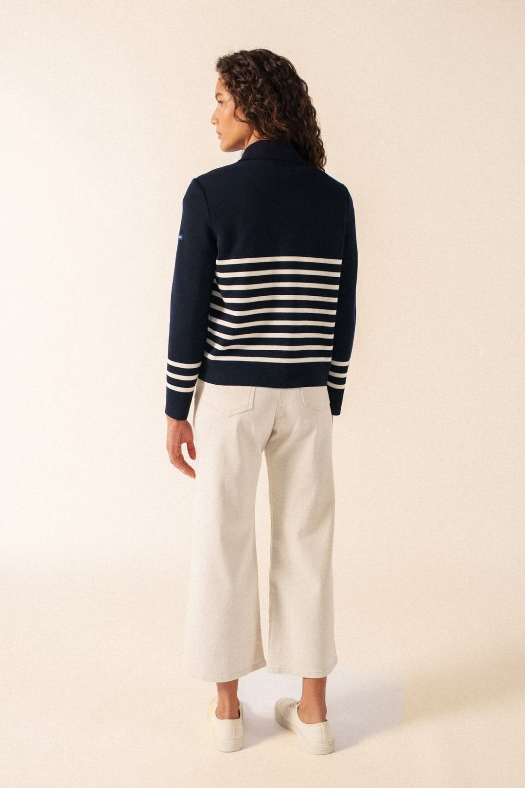 Vue arrière de la Veste esprit marin RICHELIEU avec rayures et col chemise, détails brodés élégants, style nautique structuré et féminin.