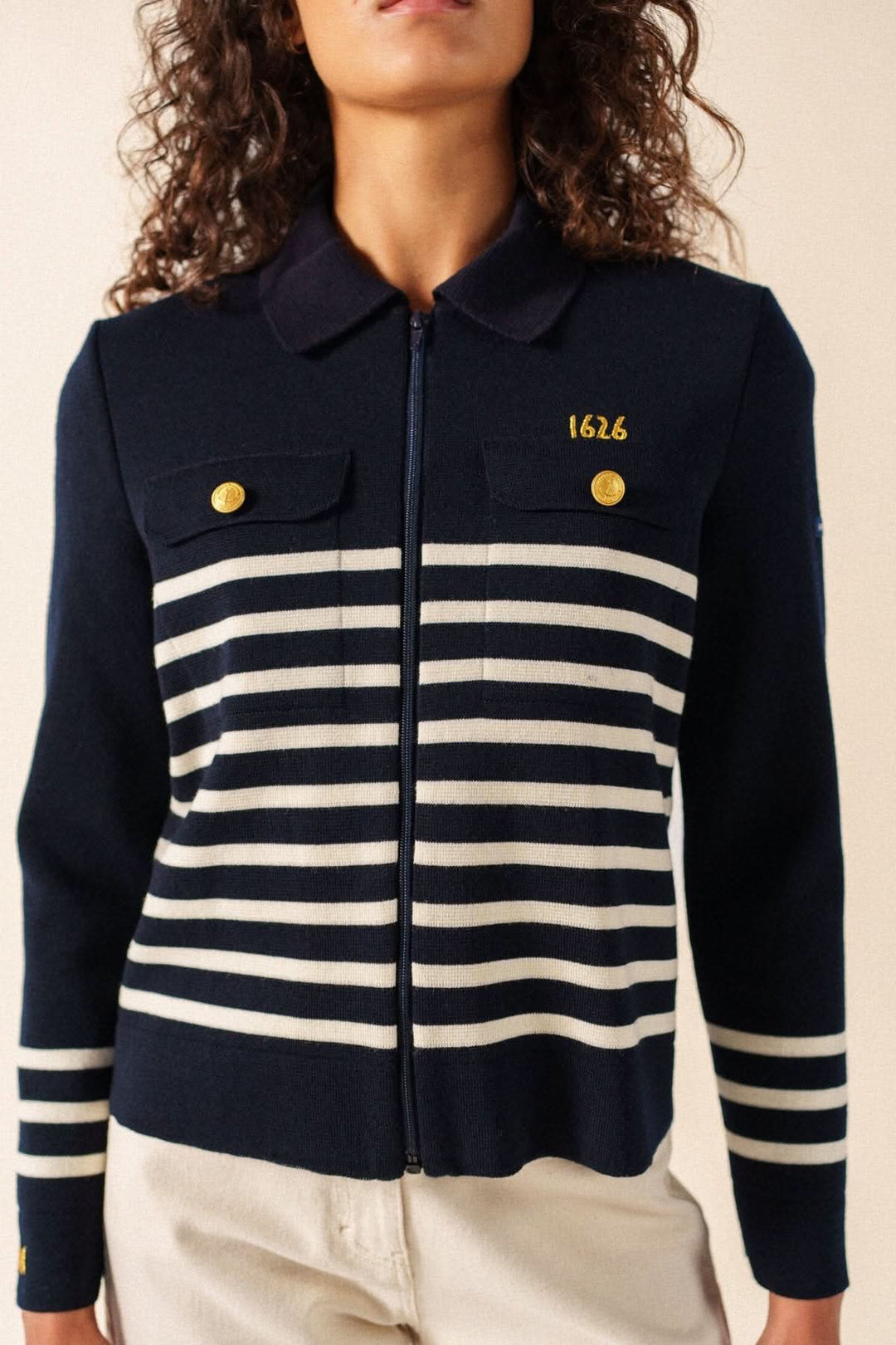 Veste esprit marin RICHELIEU avec rayures et détails brodés dorés sur poches, col chemise, ajustement féminin et hérité nautique.